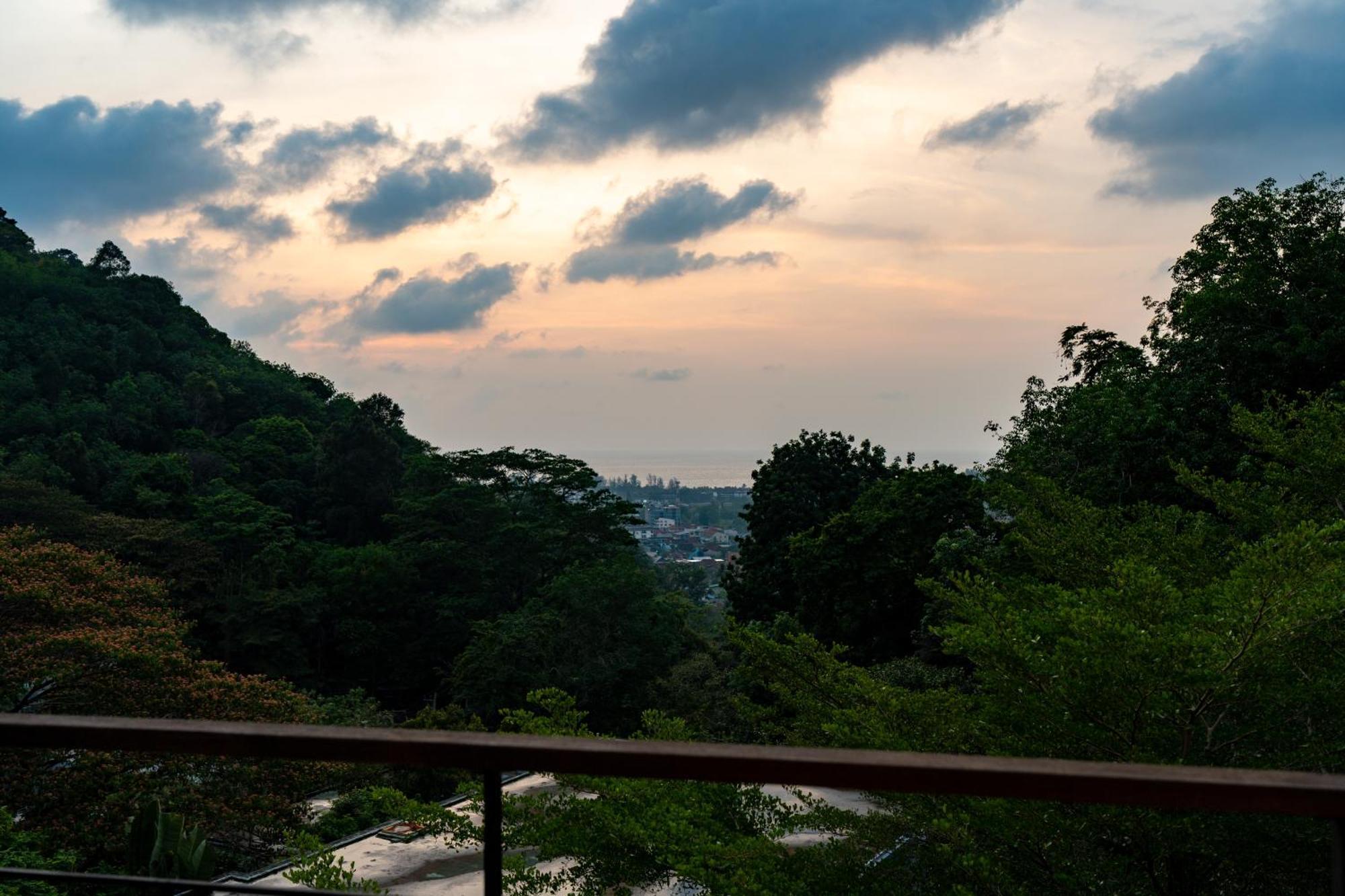 The Tree Seaview And Quiet Surrounded By Trees 75Smetre Apartment Kamala Beach Exterior photo